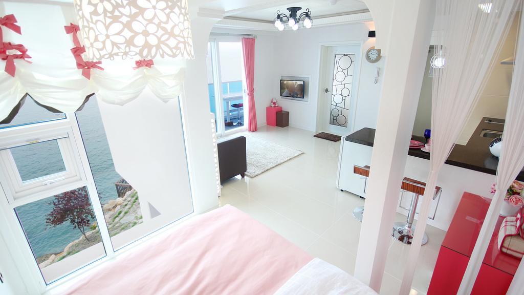 Blue & White Pension นัมแฮ ภายนอก รูปภาพ