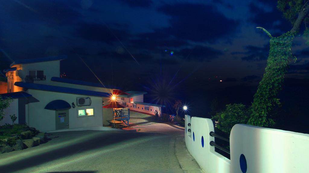 Blue & White Pension นัมแฮ ภายนอก รูปภาพ